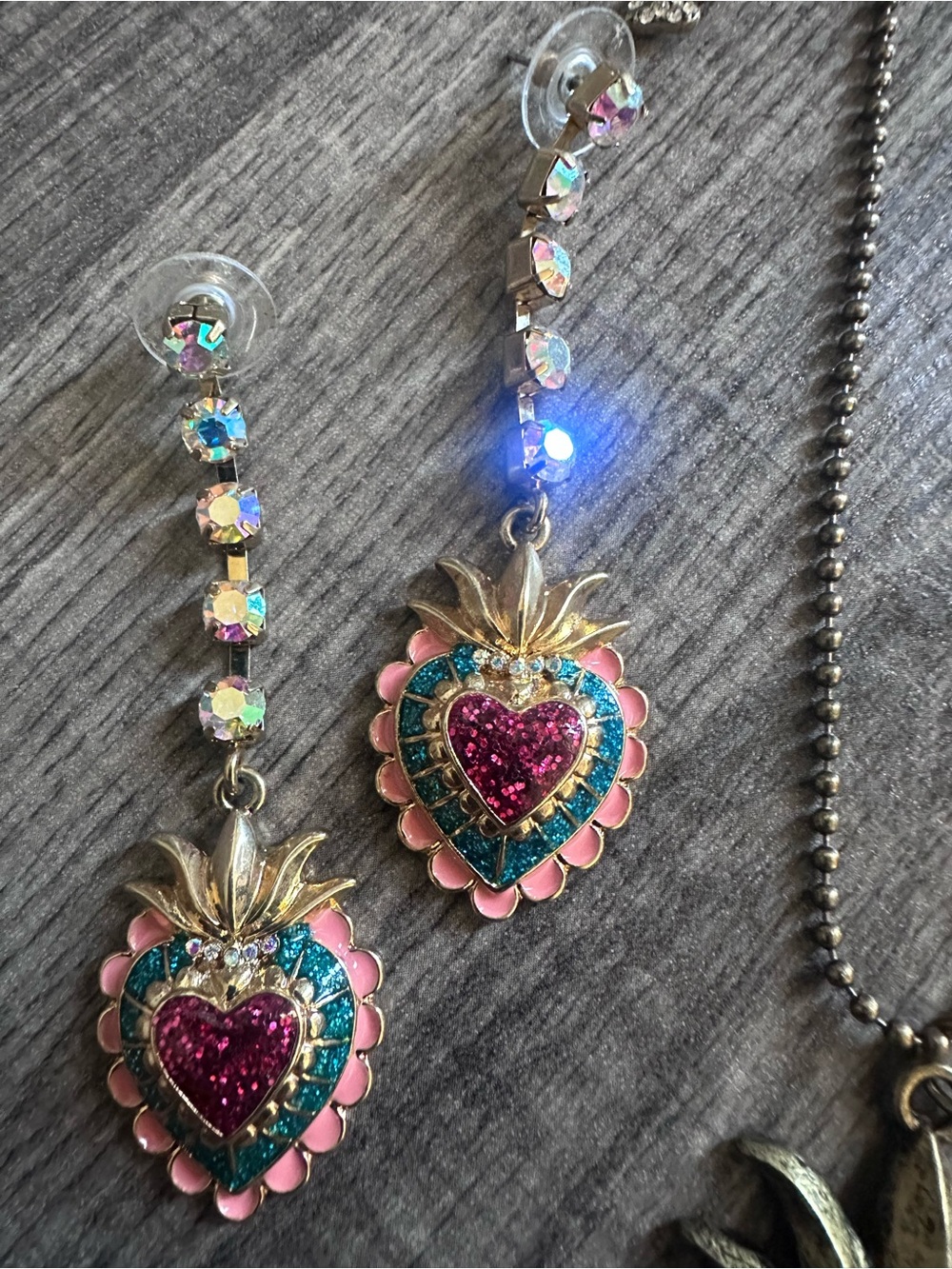 VINTAGE BETSEY JOHNSON “VIVA LA BETSEY SACRED LOCKET HEART SET NWOT “RARE SET” - Picture 3 of 5